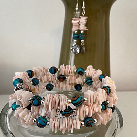 Pink Shell Chips Bracelet. Blue Gold Beads. Matching Earrings.  Mother’s Day - Picture 7 of 9